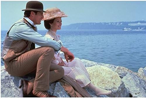 Jane Seymour Elise rolünde Christopher Reeve rolünde Richard Zamanda Bir Yerde göle bakıyor 8 x 10 inç Fotoğraf