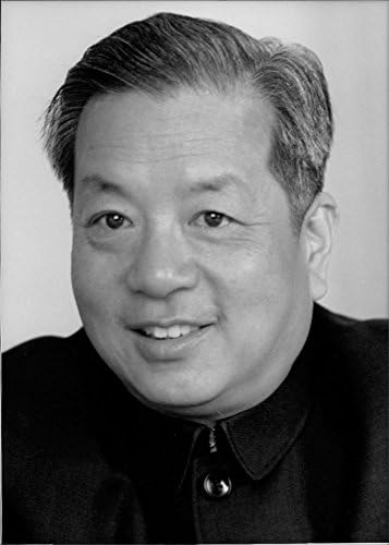 Qian Qichen'in portresinin vintage fotoğrafı.