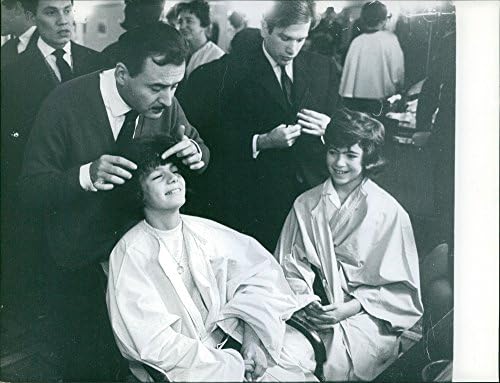 Prenses Yasmin Ağa Han ve hanımefendi üzerinde kuaför çalışması yapan Erkek kuaförlerinin vintage fotoğrafı bir güzellik