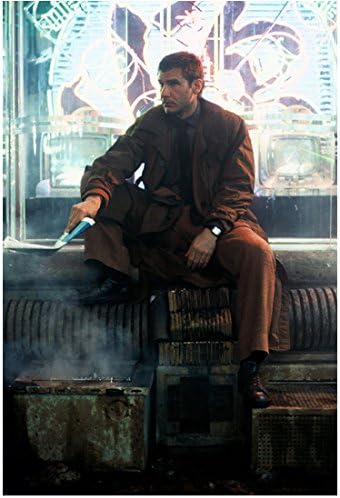 Blade Runner Harrison Ford Rick Deckard olarak vitrininin önünde silahlı oturmuş 8 x 10 inç Fotoğraf